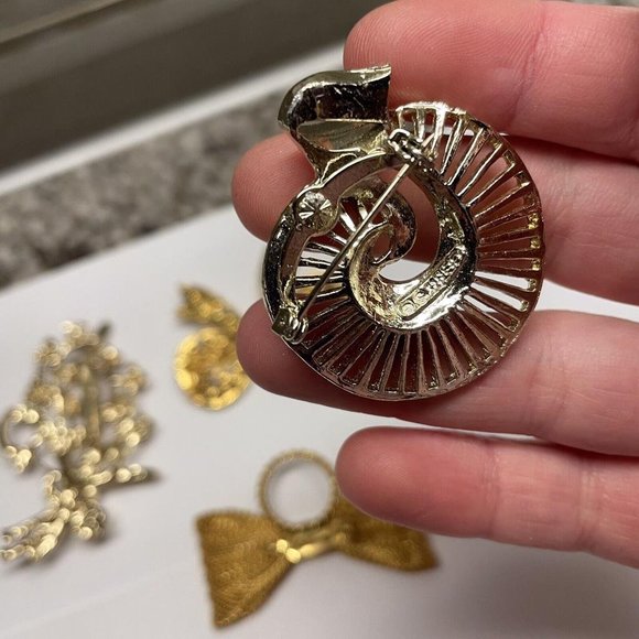 Lot Of 4 Brooch Pins Vintage - Modern Gold Tone / 1 Signed Gerry’s - Picture 5 of 12